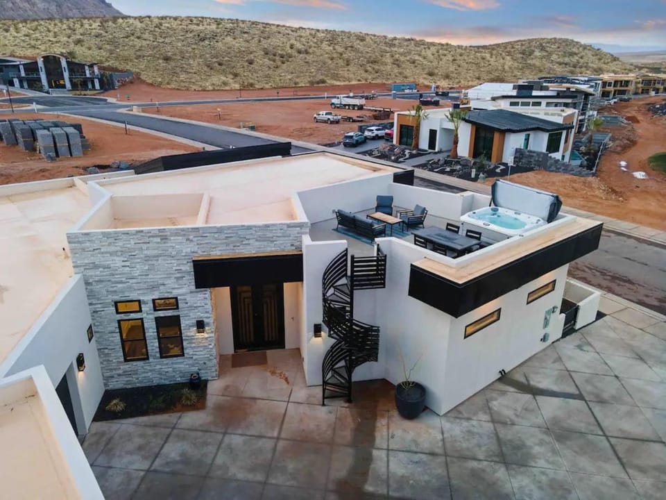 SPIRAL at Copper Rock! Sleeps 14! House in Hurricane