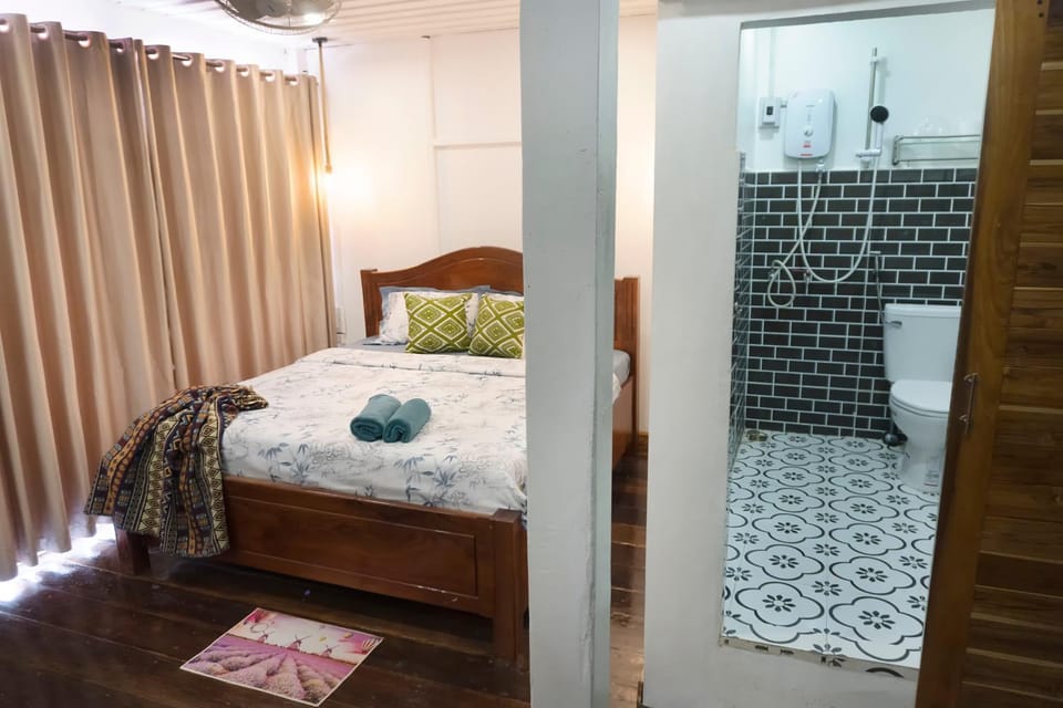Shower, Bed, Bathroom, Photo of the whole room, Bedroom, towels