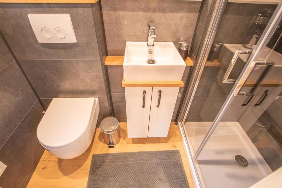Shower, Toilet, Bathroom, towels