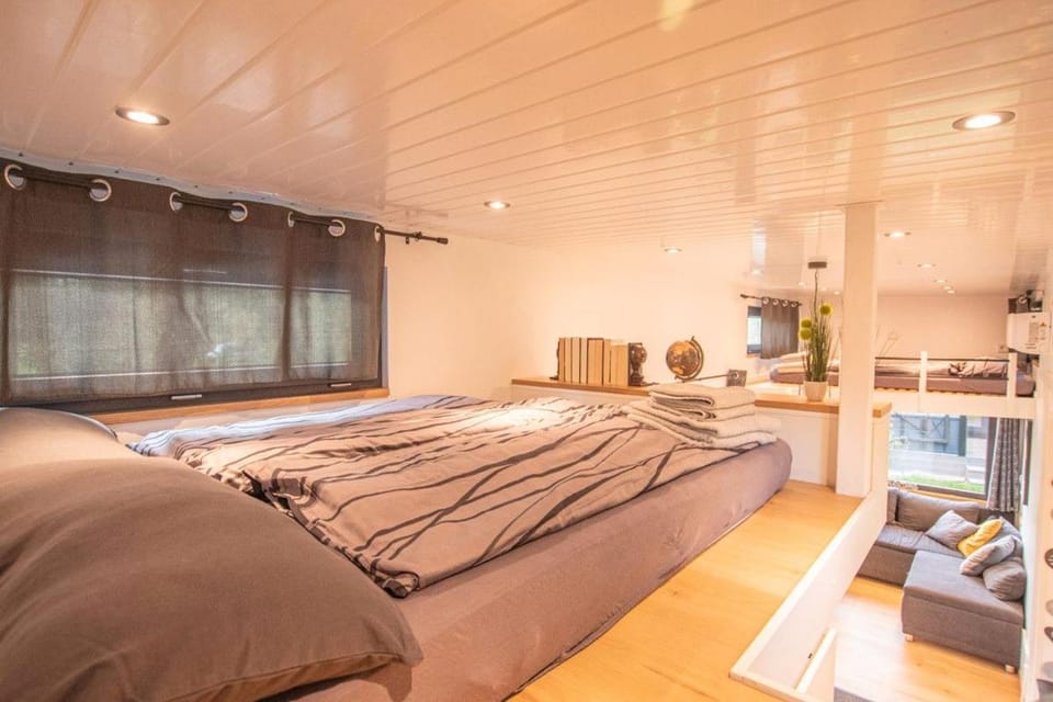 Bed, TV and multimedia, Photo of the whole room, Bedroom, towels, air conditioner