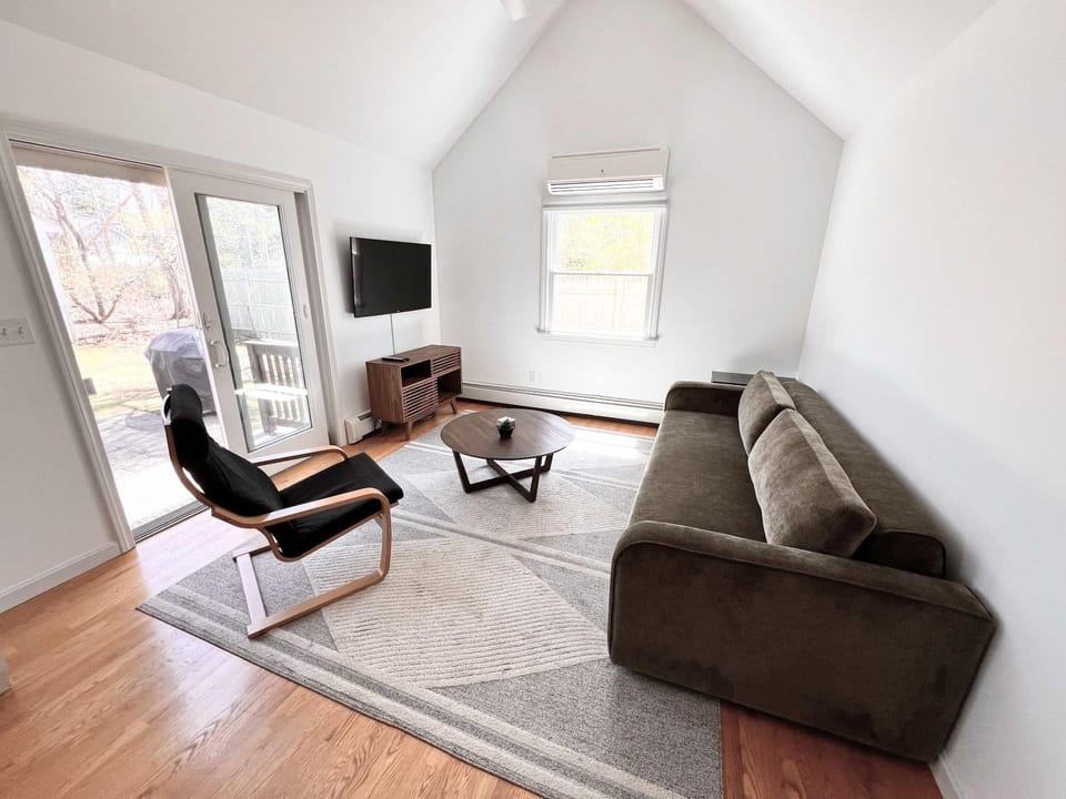 Jenkins Pond Beach Access with BBall Hoop & Grill, Bright Cape Cod Retreat near Jenkins Pond in Falmouth - Parking, Modern Retreat with Outdoor Space, 24 Hour Hospitality House in Falmouth