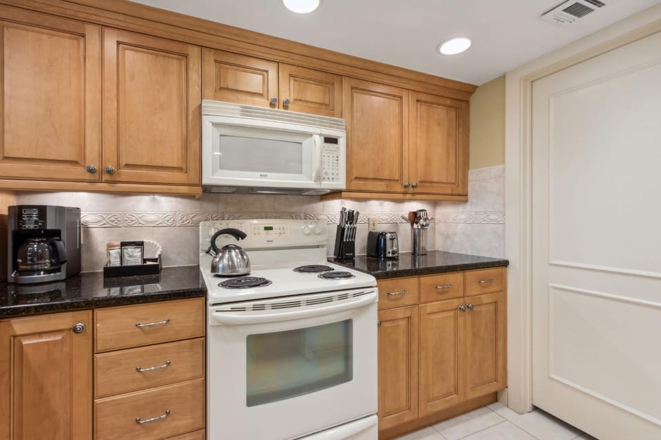Coffee/tea facilities, Kitchen or kitchenette, oven, stove, toaster