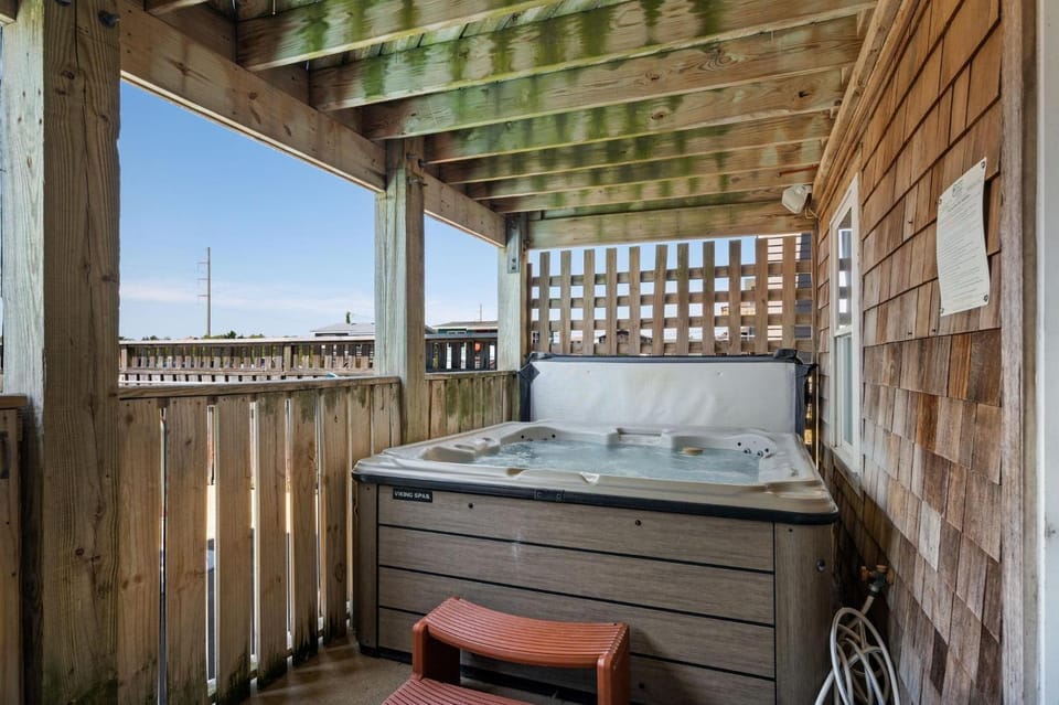 NH385 Footloose & Fab House in Nags Head