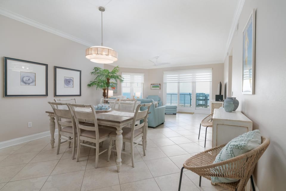 Photo of the whole room, Dining area