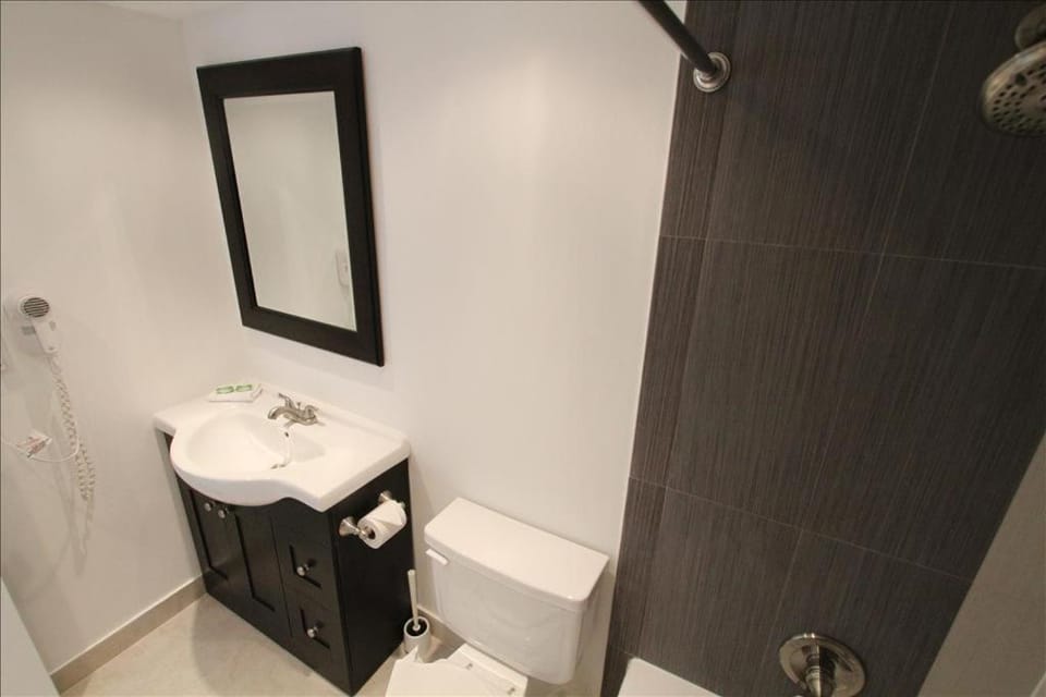 Castle 1118 Studio BayView Direct Beach Access, Tennis, Pool, Restaurants, Free Parking House in Miami Beach