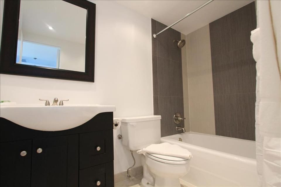 Castle 1118 Studio BayView Direct Beach Access, Tennis, Pool, Restaurants, Free Parking House in Miami Beach