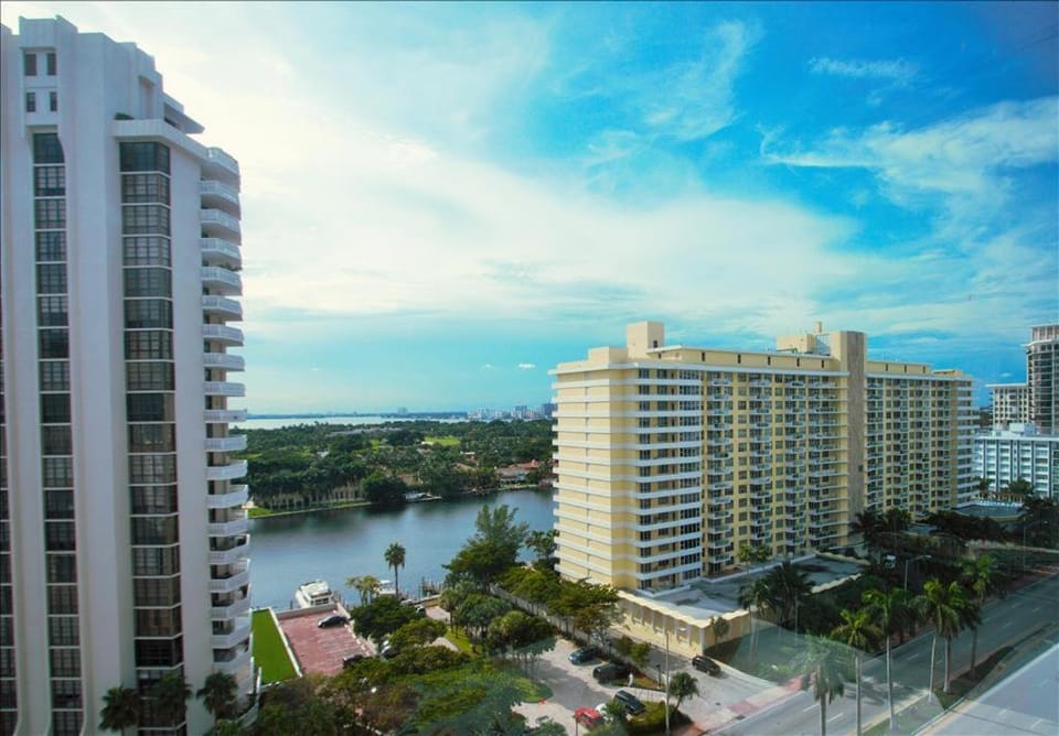 Castle 1118 Studio BayView Direct Beach Access, Tennis, Pool, Restaurants, Free Parking House in Miami Beach