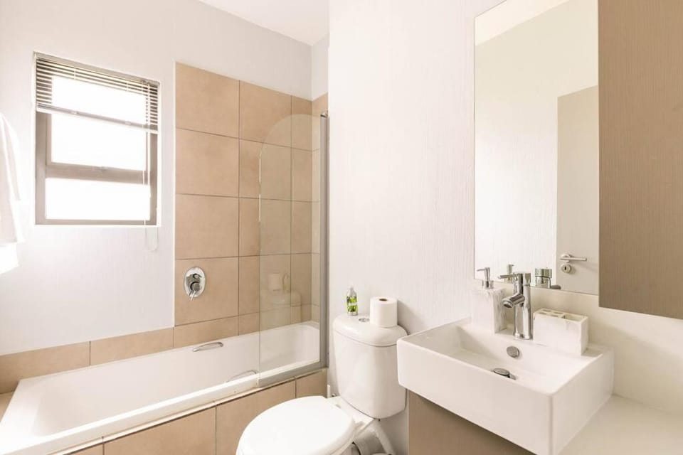 Urban, modern, stylish, with backup power Apartment in Sandton