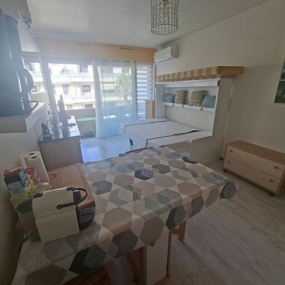 studio chambre cabine proche de tous les sites et commodités Cabin in Canet-en-Roussillon