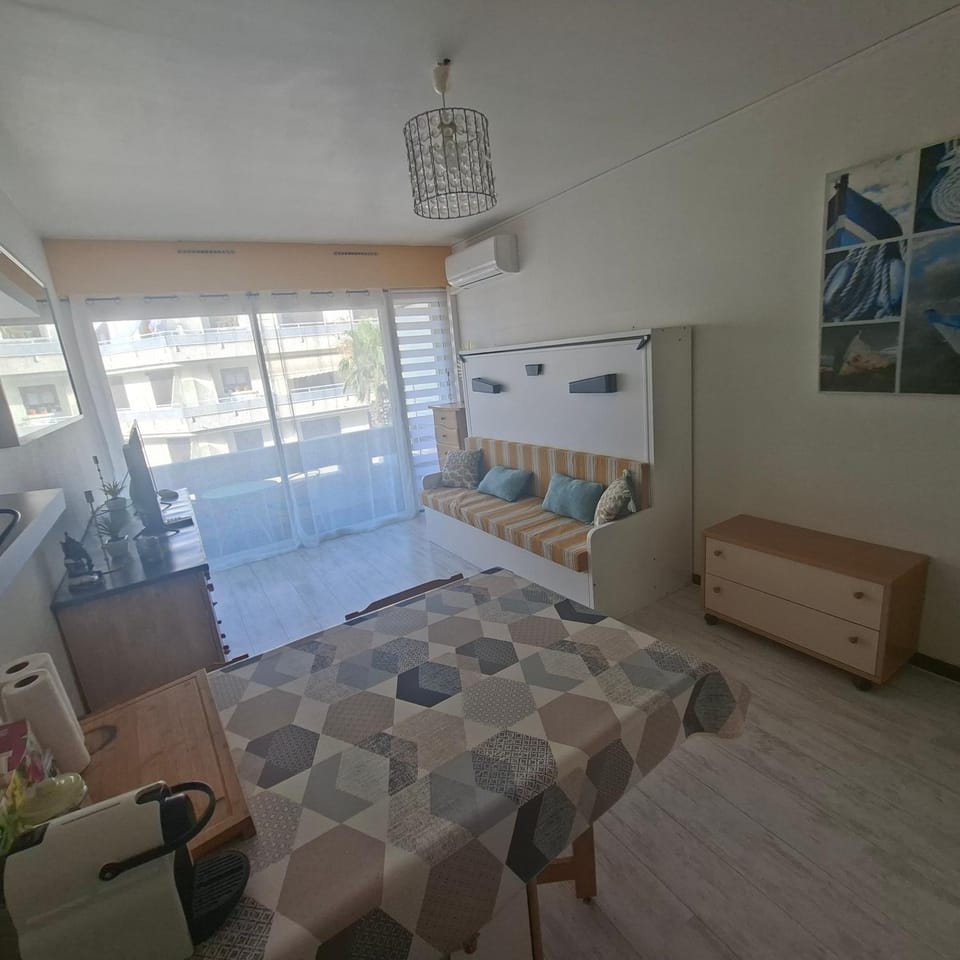 studio chambre cabine proche de tous les sites et commodités Cabin in Canet-en-Roussillon