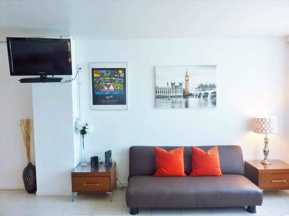 Castle 1120 Bayview Studio, Beach access, Pool, Tennis, Free parking House in Miami Beach