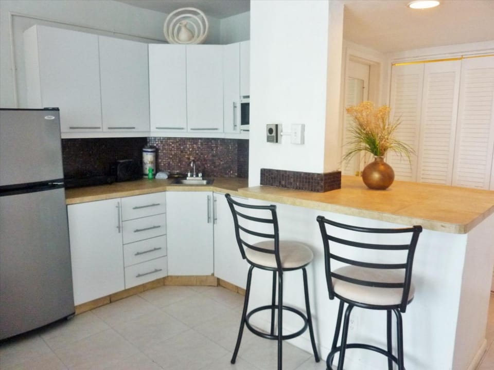 Castle 1120 Bayview Studio, Beach access, Pool, Tennis, Free parking House in Miami Beach