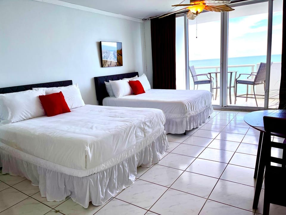 Castle 1527 Studio Balcony Direct Beach Access, Pool, Tennis, Free Parking House in Miami Beach