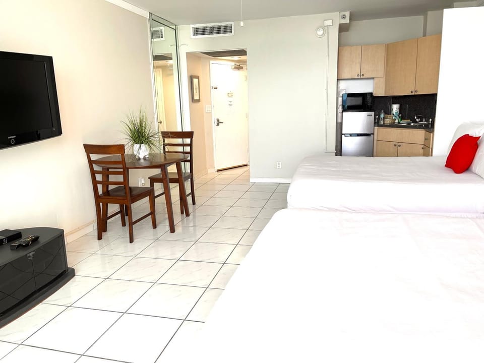 Castle 1527 Studio Balcony Direct Beach Access, Pool, Tennis, Free Parking House in Miami Beach