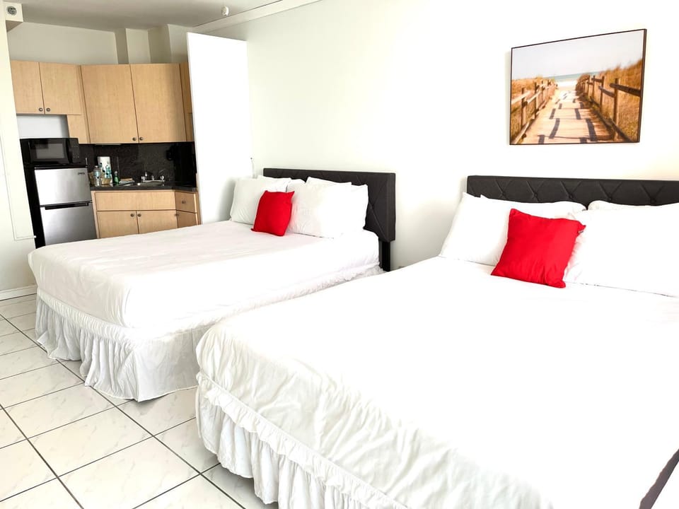 Castle 1527 Studio Balcony Direct Beach Access, Pool, Tennis, Free Parking House in Miami Beach