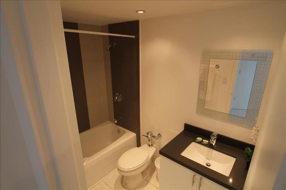 Castle 515 Studio BayView Direct Beach Access, Pool, Tennis, Free Parking House in Miami Beach