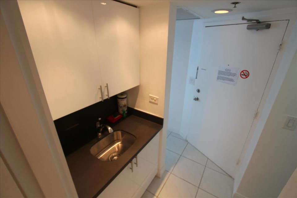 Castle 515 Studio BayView Direct Beach Access, Pool, Tennis, Free Parking House in Miami Beach