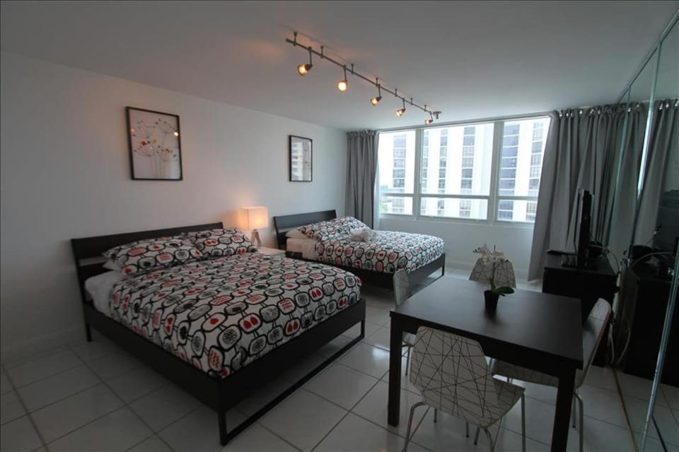 Castle 515 Studio BayView Direct Beach Access, Pool, Tennis, Free Parking House in Miami Beach