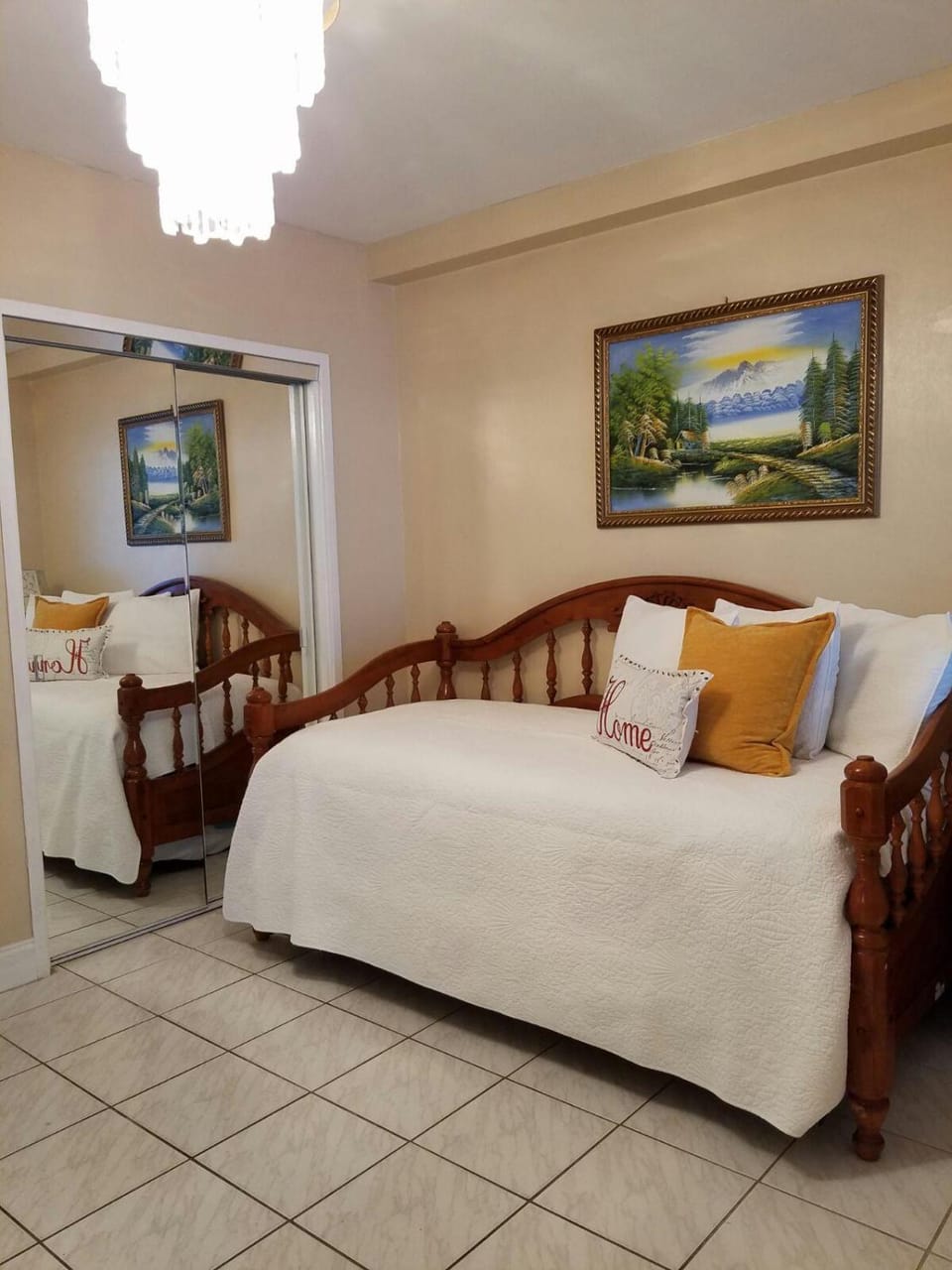 Castle 727 Studio with balcony and Ocean view, Pool, Tennis, Beach Access, Free Parking House in Miami Beach
