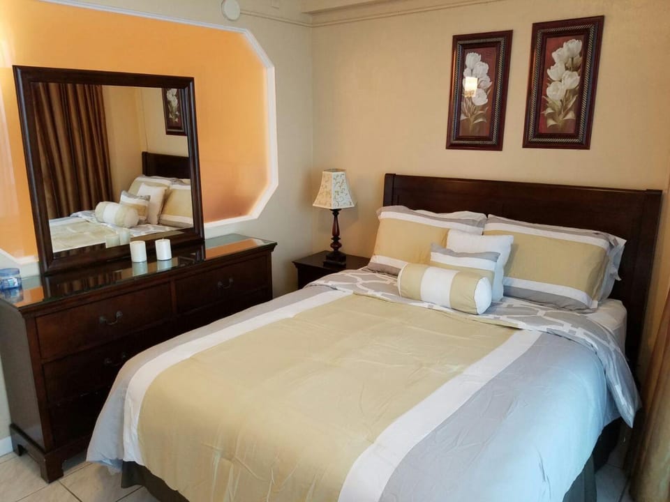 Castle 727 Studio with balcony and Ocean view, Pool, Tennis, Beach Access, Free Parking House in Miami Beach