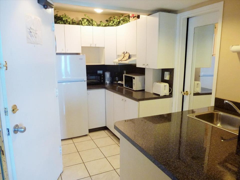 Castle 727 Studio with balcony and Ocean view, Pool, Tennis, Beach Access, Free Parking House in Miami Beach