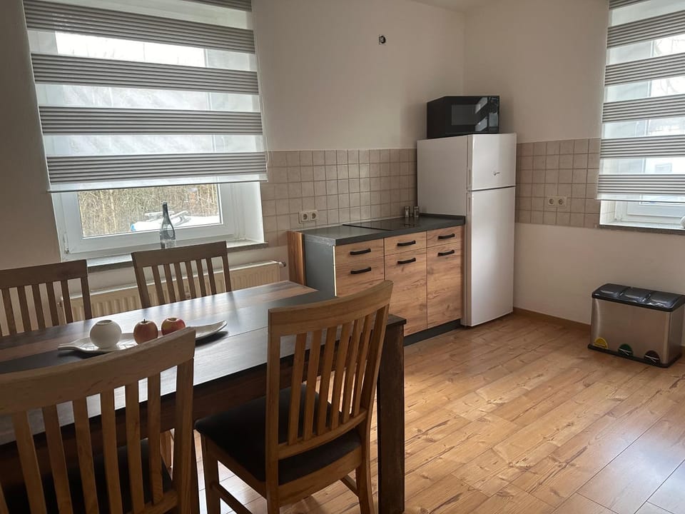 Kitchen or kitchenette, Dining area, minibar, stove