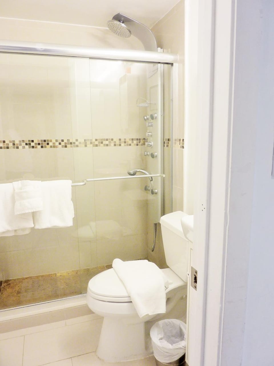 Castle M4 Beachfront Balcony Loft, FREE Parking, Pool, Tennis, Beach Access House in Miami Beach