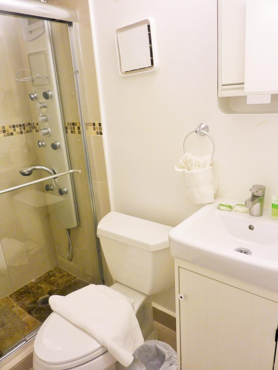 Castle M4 Beachfront Balcony Loft, FREE Parking, Pool, Tennis, Beach Access House in Miami Beach