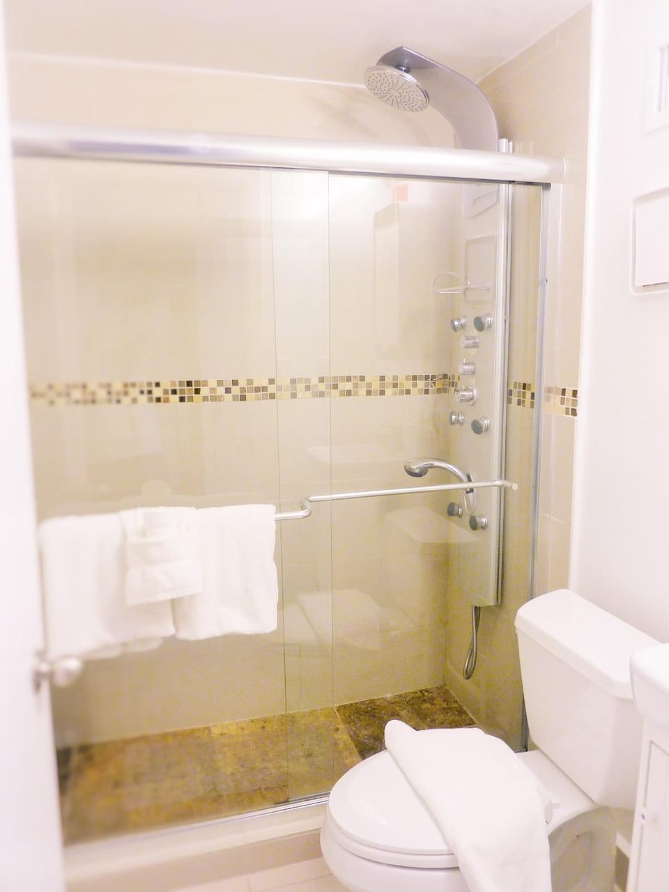 Castle M4 Beachfront Balcony Loft, FREE Parking, Pool, Tennis, Beach Access House in Miami Beach