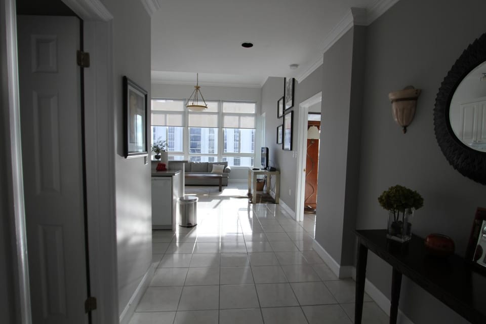 Castle PH12 Spacious Bay View Penthouse, Pool, Tennis, Free Parking House in Miami Beach
