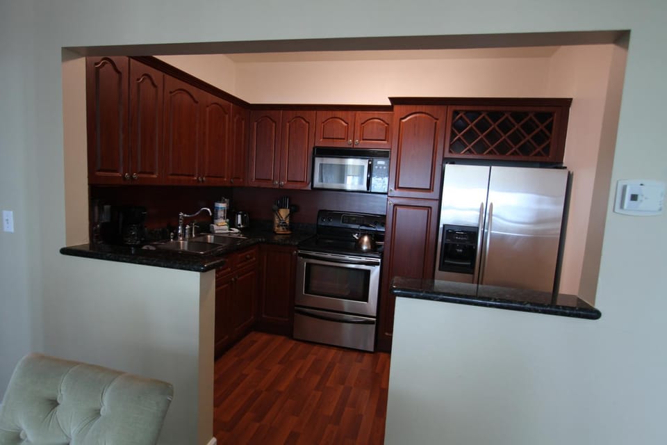 Castle PH15 Spacious Penthouse with Balcony, Beach Access, Pool, Tennis, Free Parking House in Miami Beach