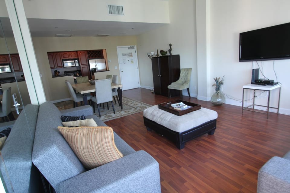 Castle PH15 Spacious Penthouse with Balcony, Beach Access, Pool, Tennis, Free Parking House in Miami Beach