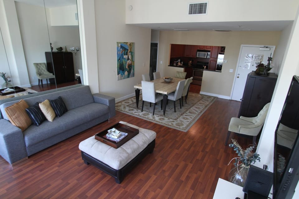 Castle PH15 Spacious Penthouse with Balcony, Beach Access, Pool, Tennis, Free Parking House in Miami Beach