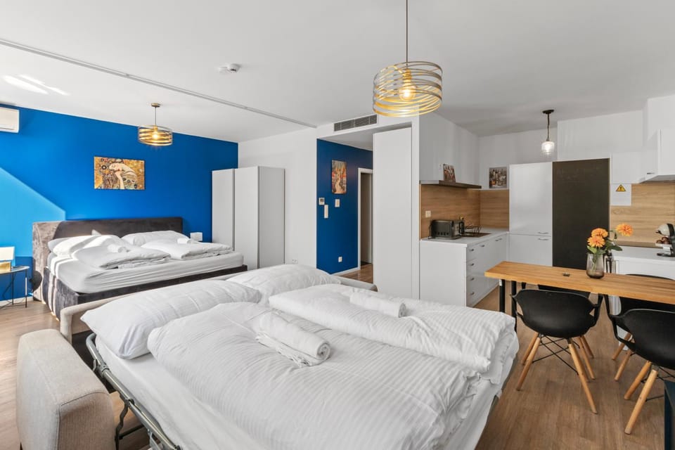 Bed, Kitchen or kitchenette, Photo of the whole room, Dining area, Bedroom, towels