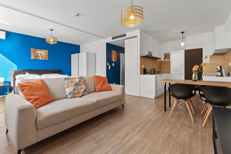 Kitchen or kitchenette, Living room, Seating area, Dining area, oven, pet friendly, stove