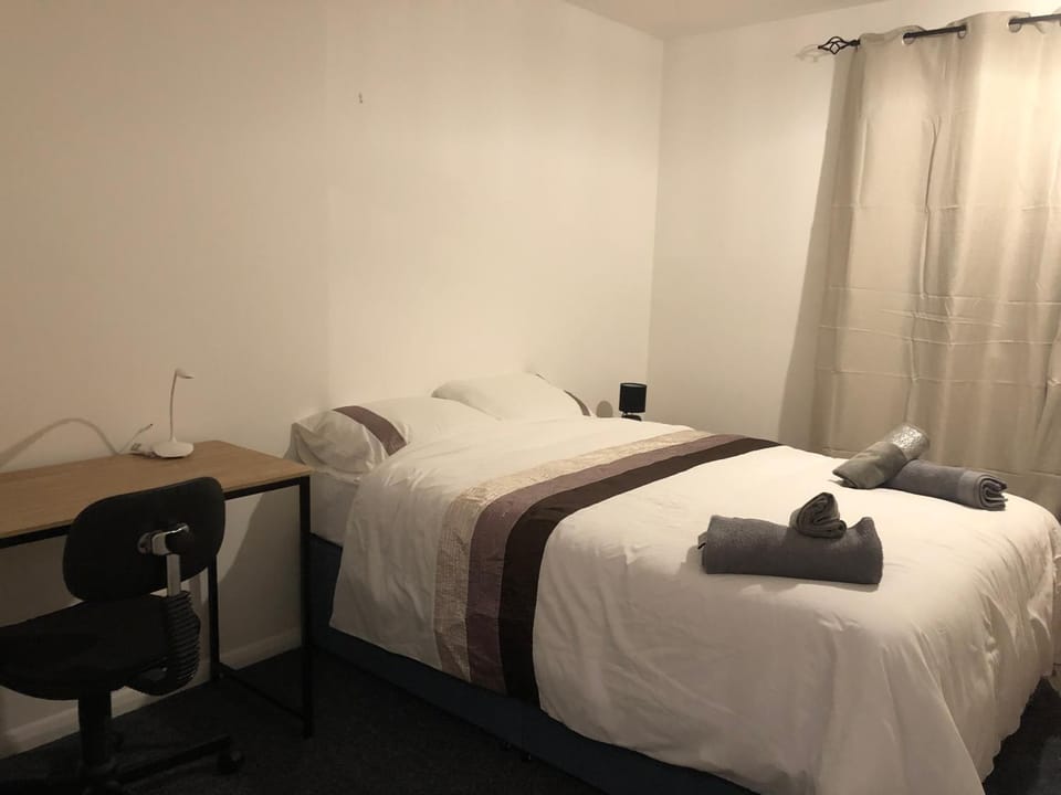 Bed, Bedroom, hair dresser