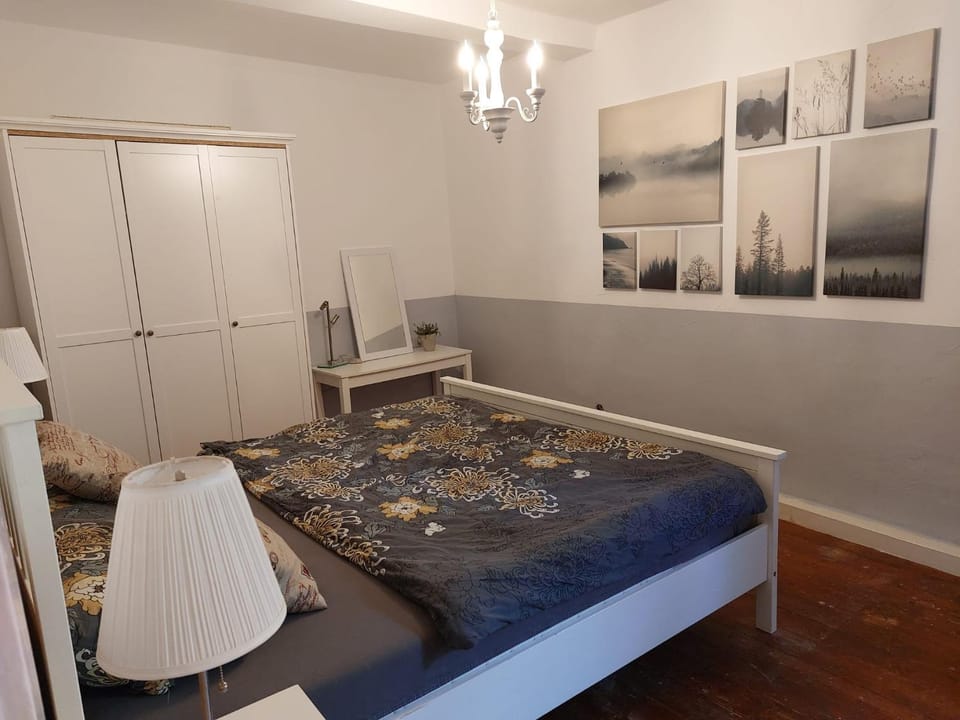 Photo of the whole room, Bedroom