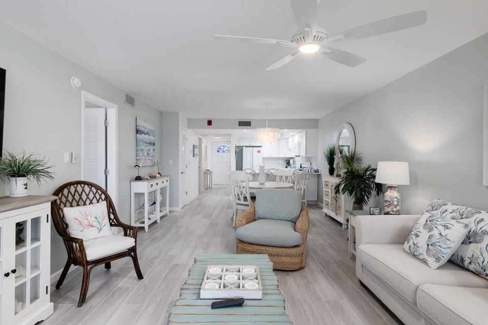 Breakers West C2 - Gorgeous Top Floor Beach Condo House in Sanibel Island