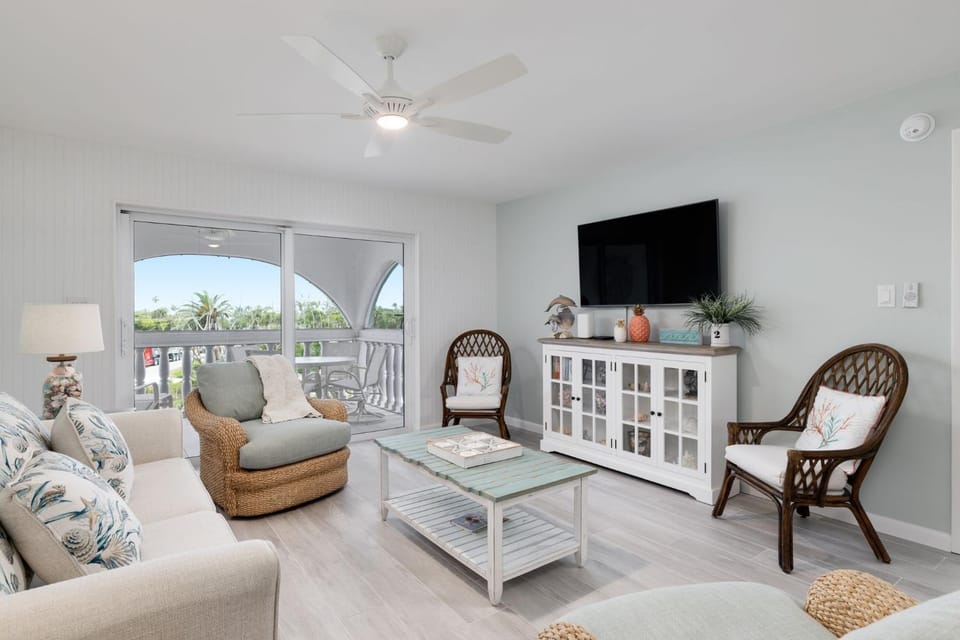 Breakers West C2 - Gorgeous Top Floor Beach Condo House in Sanibel Island
