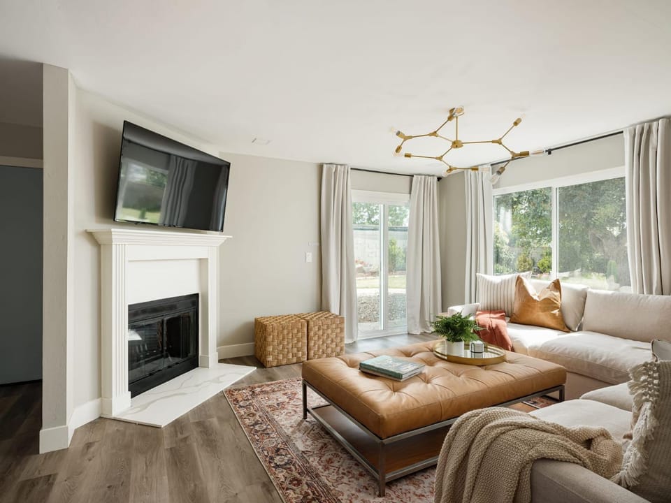 TV and multimedia, Living room, Seating area, fireplace