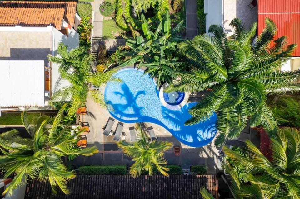 Modern Split-Level 2-Bedroom Condo with Pools, Terrace & Easy Beach Access Apartment in Coco