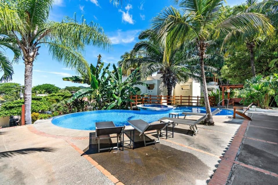 Modern Split-Level 2-Bedroom Condo with Pools, Terrace & Easy Beach Access Apartment in Coco