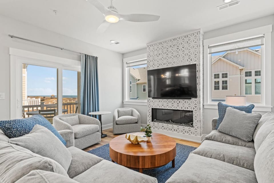 TV and multimedia, Living room, Seating area, Evening entertainment
