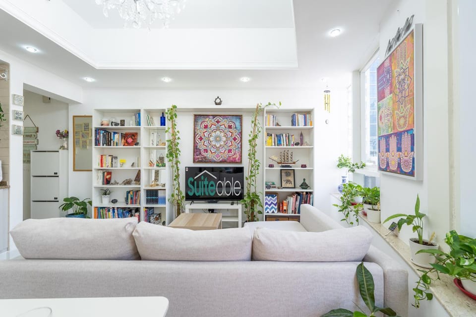 Cozy Haven with Spiritual Charm in JLT Apartment in Dubai