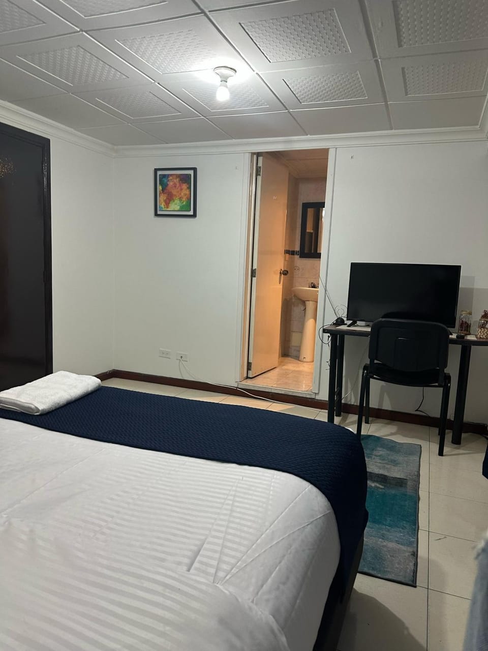 Bed, TV and multimedia, Photo of the whole room
