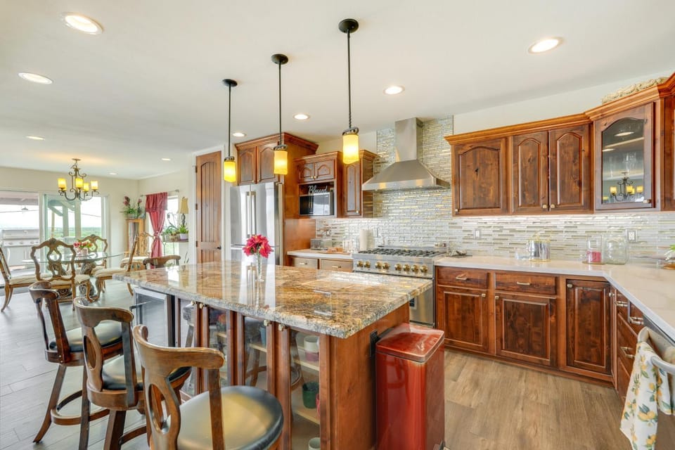Group-Friendly Desert Escape! Putting Green, Pool House in Phoenix