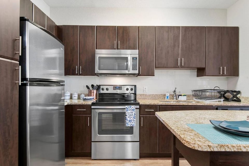 Tampa Tropical-Heated Saltwater Pool-10 Min to TPA Apartment in Tampa