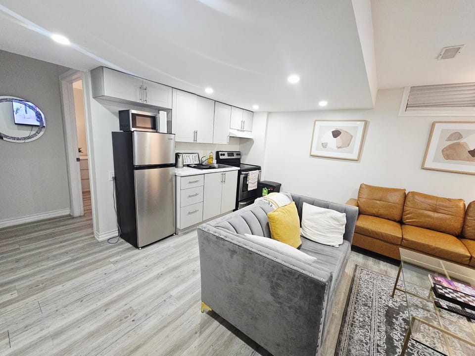 TV and multimedia, Kitchen or kitchenette, Living room, Seating area, dishwasher, stove