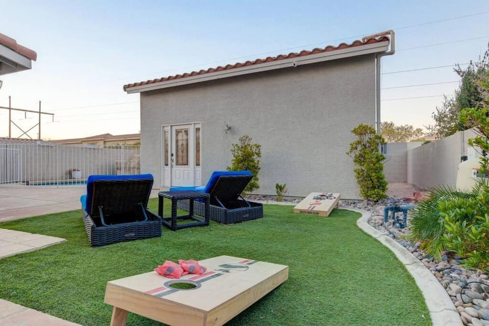Beautiful 5BR w/King Beds, Pool & Hot Tub, Games House in Silverado Ranch