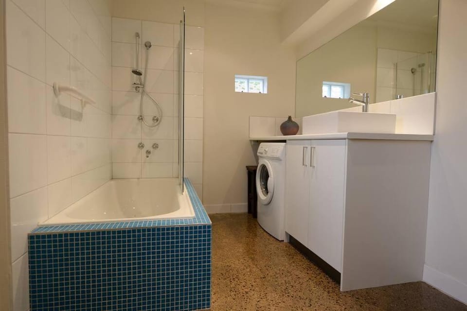 Surfers Palace Torquay 1 min walk to beach House in Torquay